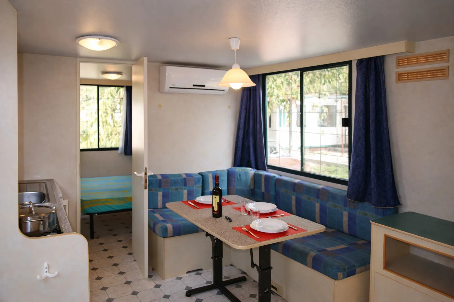 Interno chalet mobile home al Camping Vieste Marina con soggiorno e zona pranzo