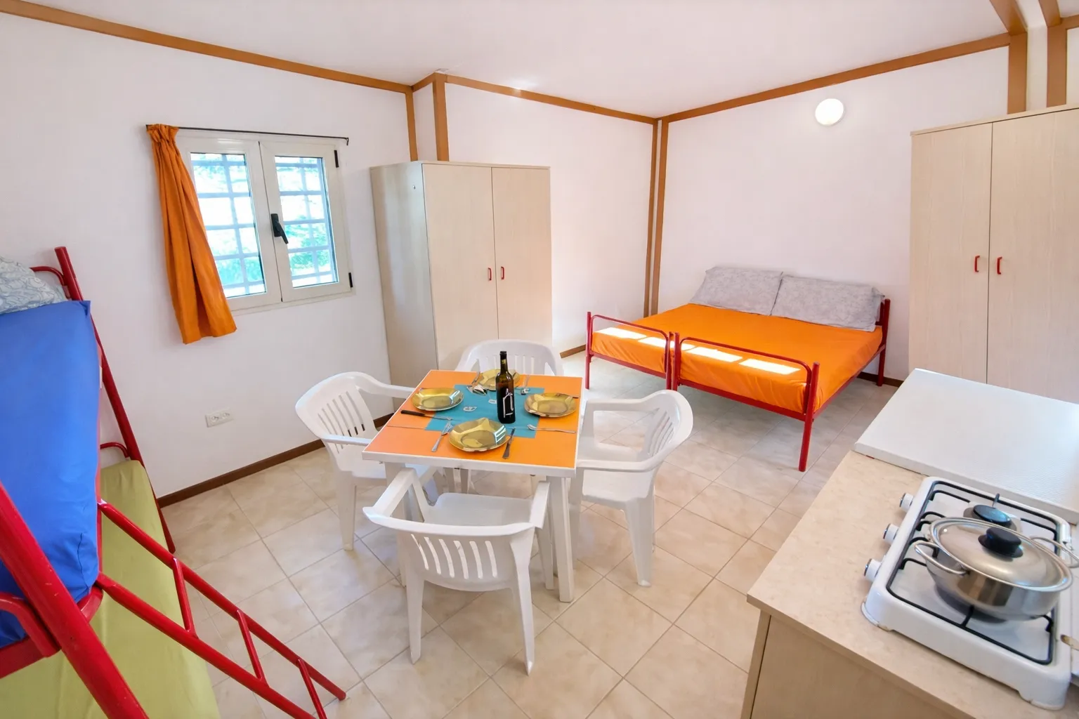 Interno appartamento Le Cortiglie a Vieste Marina nel Gargano con zona pranzo e letto matrimoniale